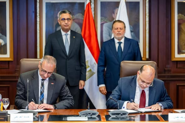 "عبد الله" و"فاروق" يشهدان توقيع بروتوكول تعاون مشترك يتيح للقطاع المصرفي الاستعلام الإلكتروني المجمع عن بيانات منظومة السجل التجاري