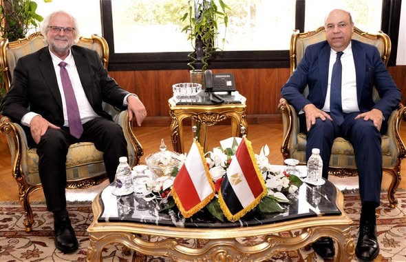 الحفني يبحث مع سفير بولندا لدى جمهورية مصر العربية سبل تعزيز الحركة الجوية والسياحية بين البلدين