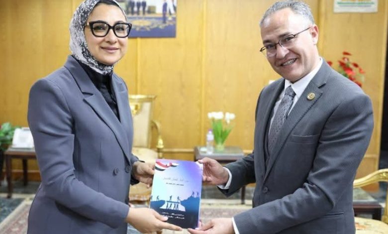 الدكتور وائل رضا يُهدي كتابه لمحافظ الوادي الجديد