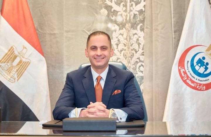 وزير الصحة يهنئ نائبه بمناسبة فوزه بجائزة الطبيب العربي في مجال «الحوكمة الرشيدة»