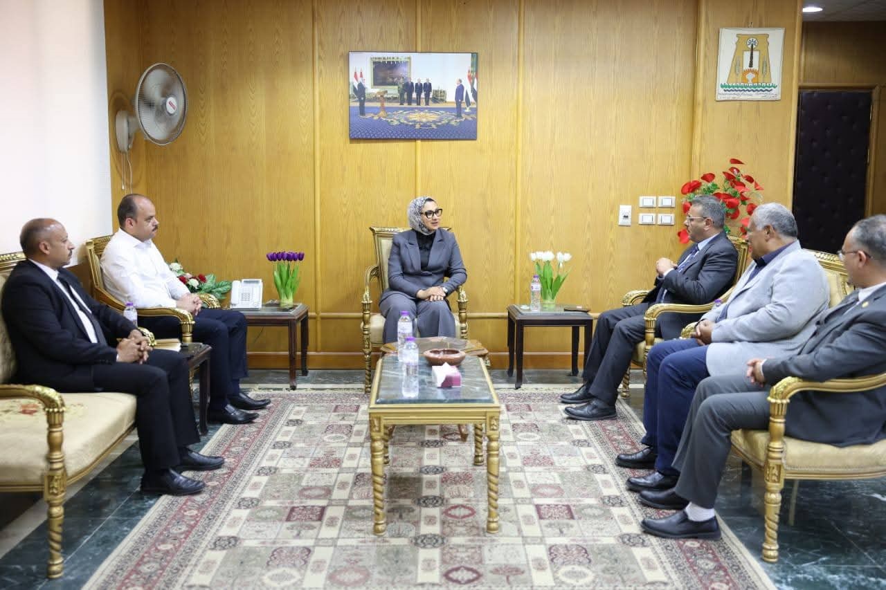 محافظ الوادي الجديد تبحث مع "تربل إم" التوسع في مشروعات الطاقة الخضراء والغابات الشجرية بالفرافرة
