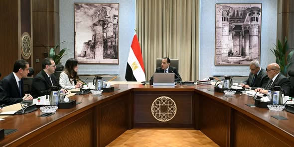 رئيس الوزراء يتابع جهود تنفيذ الخطة الاستراتيجية لتحلية مياه البحر