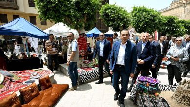 رئيس الوزراء يتفقد معرض الحرف التراثية بشارع المعز