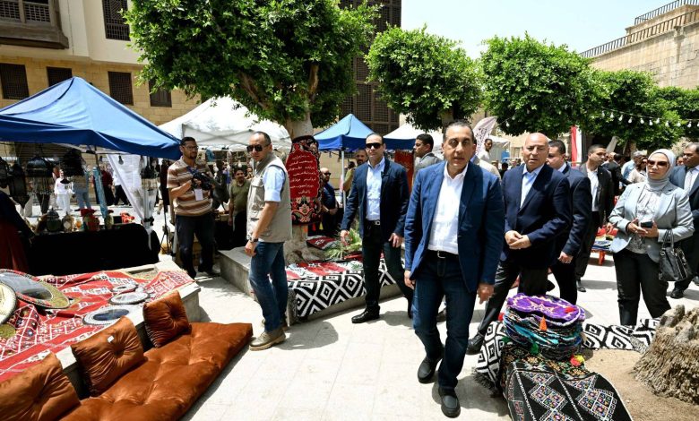 رئيس الوزراء يتفقد معرض الحرف التراثية بشارع المعز