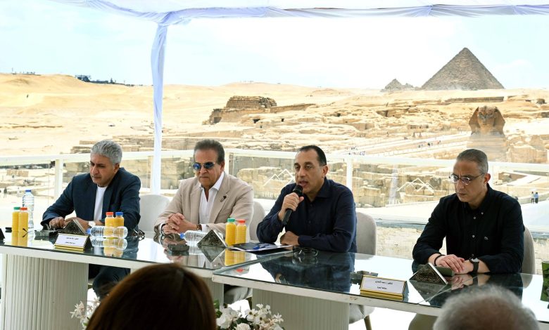 رئيس الوزراء يلتقى أهالي نزلة السمان لمناقشة مخططات تطوير المنطقة