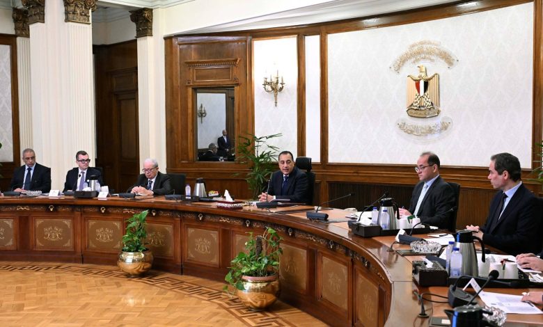 رئيس الوزراء يناقش خطة تطوير الهيئة الوطنية للإعلام وآليات تسوية مديونياتها