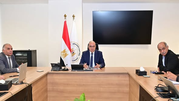سويلم يتابع مخرجات خطة تطوير إدارة المياه، وتطبيق التوأمة الرقمية على نموذج ترعة الإسماعيلية وفروعها