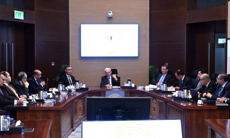 نائب رئيس الوزراء للشئون الاقتصادية يتابع موقف زيادة الاحتياطي الاستراتيجي من السلع الغذائية