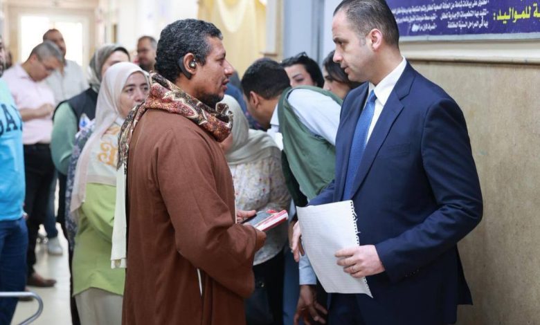 نائب وزير الصحة يجري جولة مفاجئة بالإسكندرية ويحيل المتغيبين ومسؤولين للتحقيق
