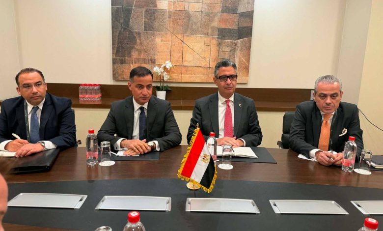 وزير التموين يلتقي مدير عام البورصة الروسية الوطنية للسلع
