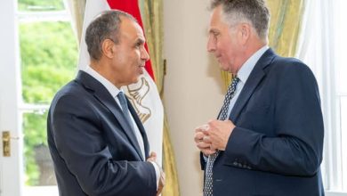 وزير الخارجية يعقد لقاءً موسعاً مع عدد من المسئولين البريطانيين خلال زيارته إلى لندن