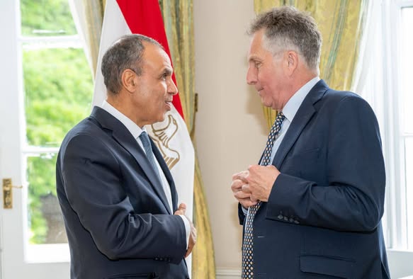 وزير الخارجية يعقد لقاءً موسعاً مع عدد من المسئولين البريطانيين خلال زيارته إلى لندن