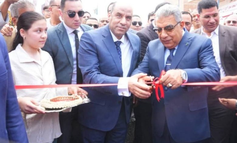 وزير العمل والمحافظ يفتتحان وحدة تدريب مهني متنقلة بقرية “طيبة” بنبروه