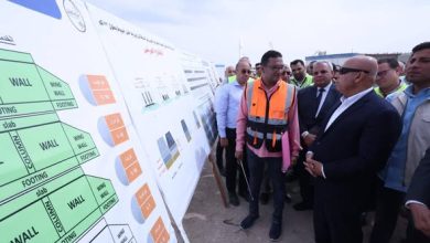 وزير النقل يتفقد مواقع العمل بمشروع تطوير طريق الصعيد الصحراوي الغربي