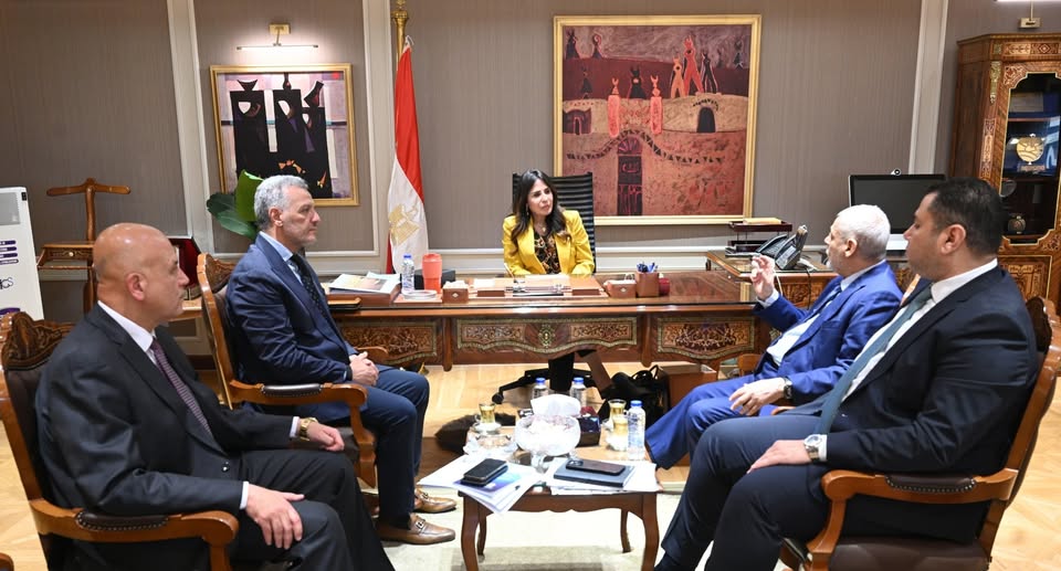 وزيرة الإسكان تبحث مع شركة أميا باور سبل التعاون في تنفيذ محطات تحلية مياه البحر