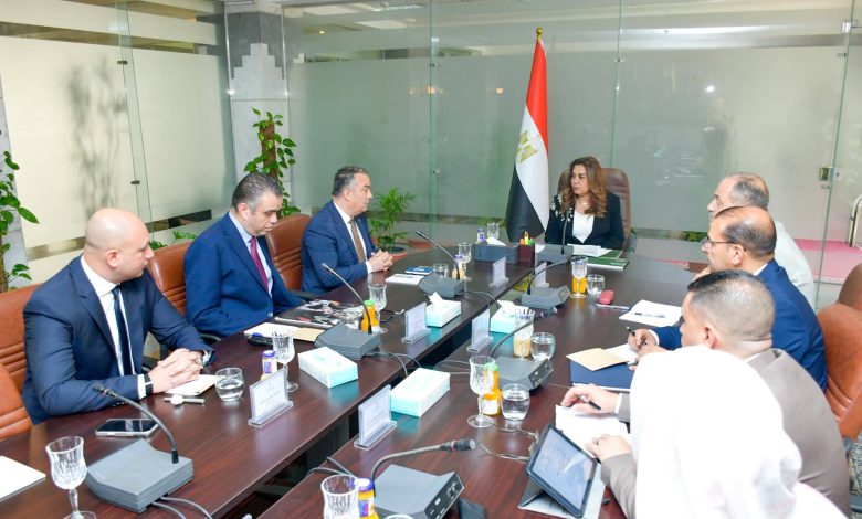 وزيرة التنمية المحلية والبيئة تبحث مع عدد من الشركات تطوير وحوكمة منظومة النقل الجماعي