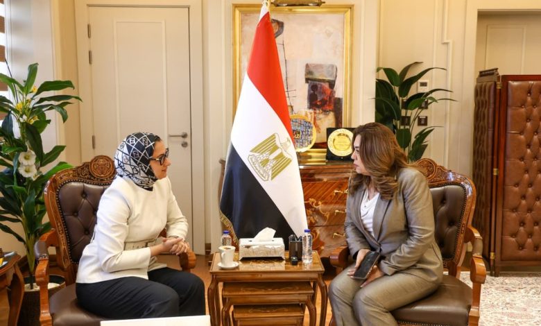 وزيرة التنمية المحلية والبيئة تتابع مع محافظ الوادي الجديد الملفات الخدمية والمشروعات التنموية بالمحافظة