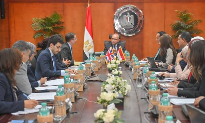 وزير الاستثمار والتجارة الخارجية يلتقي السفير البريطاني لتعزيز الشراكة الاقتصادية وتعميق التعاون الاستثماري والتجاري