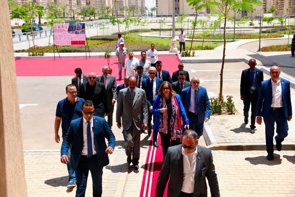 الرئيس الإريتري يزور وحدات المبادرة الرئاسية "سكن لكل المصريين" بمدينة حدائق العاصمة