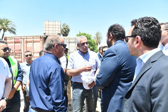 وزير الدولة للإنتاج الحربي يتابع مشروعات المبادرة الرئاسية "حياة كريمة" بقرى أسيوط
