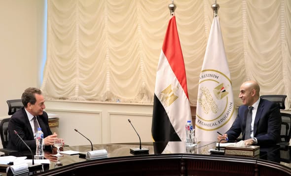 عبد اللطيف يبحث مع السفير الفرنسي سبل تعزيز التعاون في مجال التعليم الفني والتدريب المهني ودعم المشروعات التعليمية المشتركة