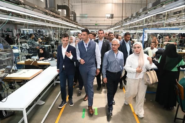 وزير الصناعة يواصل جولته بمحافظة بنى سويف بتفقد مصنعين متخصصين في الصناعات المعدنية والملابس الجاهزة بمنطقة بياض العرب الصناعية ومصنع للمنتجات الغذائية بمنطقة بني سويف الجديدة