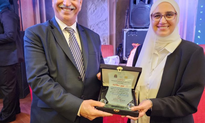 تكريم الإعلامية عبير سلامة ومنحها درع المؤتمر العلمي الدولي الثالث قضايا المرأة في عيون المجتمع