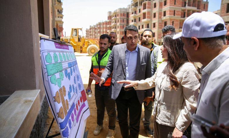 وزيرة الإسكان تتفقد مشروع “ديارنا” بالتجمع الثالث