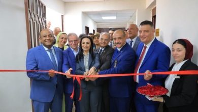 د. مايا مرسي تفتتح مركز تدريب وإنتاج الملابس الجاهزة ذات الاستخدام الواحد بمستشفي مدينة نصر التخصصي