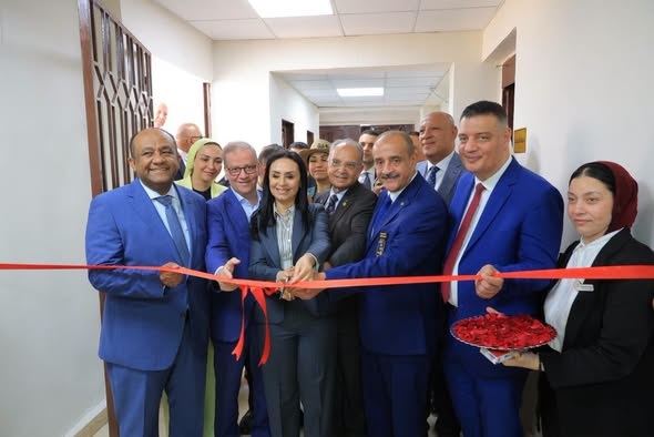 د. مايا مرسي تفتتح مركز تدريب وإنتاج الملابس الجاهزة ذات الاستخدام الواحد بمستشفي مدينة نصر التخصصي