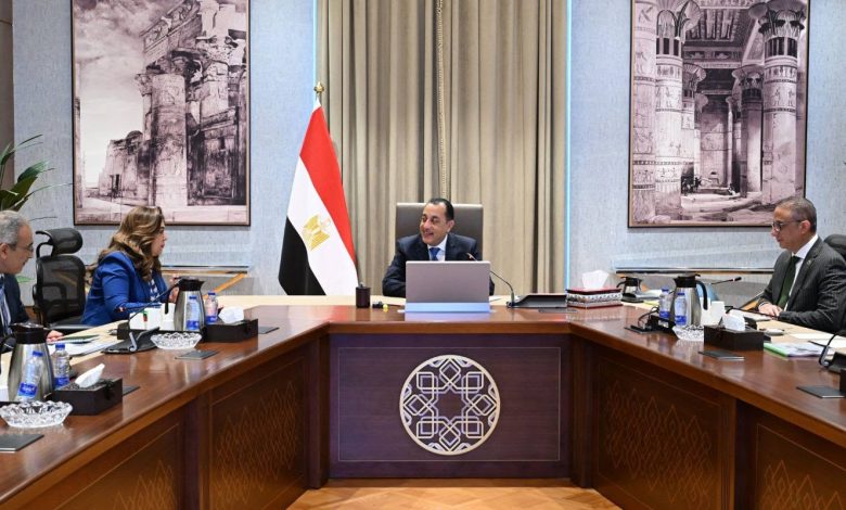 رئيس الوزراء يتابع الموقف التنفيذي للمشروعات التنموية والخدمية في محافظة الجيزة