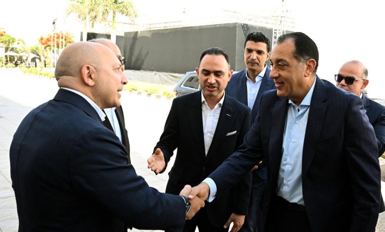 رئيس الوزراء يفتتح ويتفقد عدداً من المشروعات الصناعية بالسادس من أكتوبر