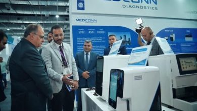 رئيس هيئة الدواء المصرية يتفقد أجنحة المعرض ويلتقي ممثلي كبرى الشركات العالمية والمحلية المشاركة بالمؤتمر
