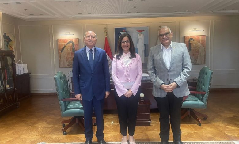 مسارح الطليعة والعرائس .. محور لقاء وزيرة الثقافة بمحافظ القاهرة