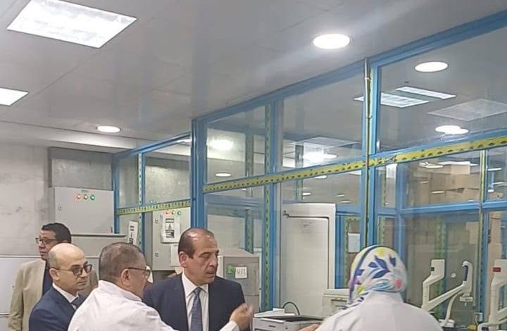 نائب وزير الصحة يتفقد معامل الصحة العامة ويهنئها باعتماد فحوص الأغذية والمياه