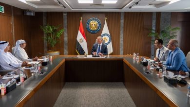 وزير البترول يبحث مع إينوك الإماراتية التوسع في الاستثمارات المشتركة بمجالات تموين الطائرات والاستكشاف البترولي