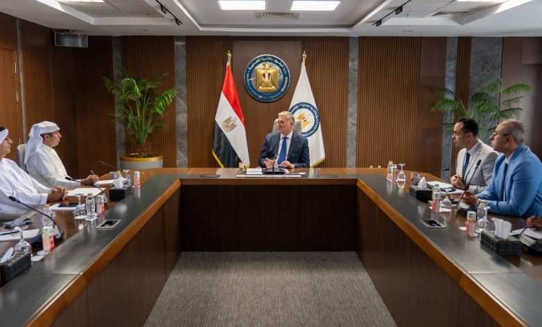 وزير البترول يبحث مع إينوك الإماراتية التوسع في الاستثمارات المشتركة بمجالات تموين الطائرات والاستكشاف البترولي