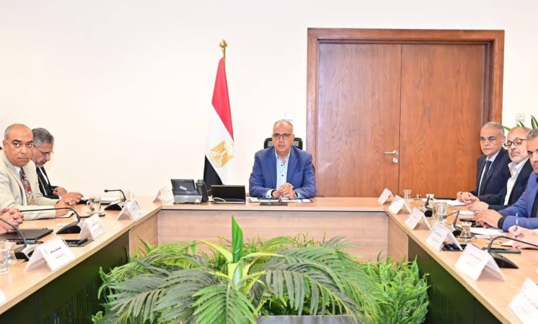 وزير الري يتابع تنفيذ الخطة الاستثمارية الحالية ويستعرض خطة العام المالي 2026 / 2027