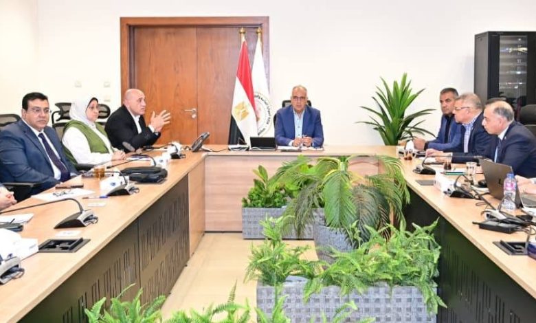 وزير الري يتابع تنفيذ المشروع القومي لتأهيل المنشآت المائية