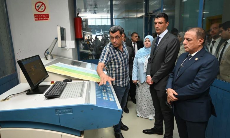وزير الصناعة يتفقد العمليات الإنتاجية بالهيئة العامة لشئون المطابع الأميرية