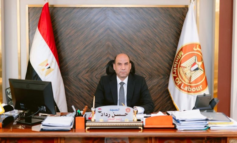 وزير العمل يعتمد صرف 1.29 مليون جنيه لـ381 عاملًا من العمالة غير المنتظمة في 28 محافظة
