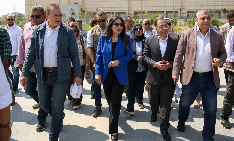 وزيرة الإسكان تقوم بجولة تفقدية موسعة بمشروع "حدائق تلال الفسطاط"