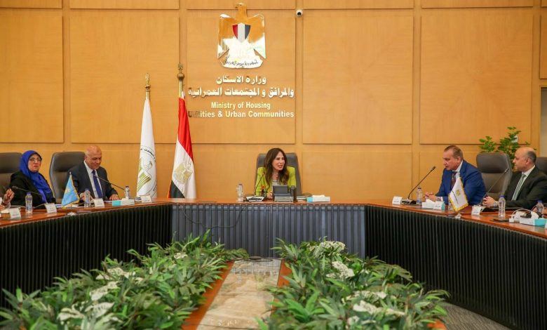 وزيرة الإسكان تتابع موقف مشروعات مياه الشرب والصرف الصحي بمحافظة القليوبية ومدينة العبور
