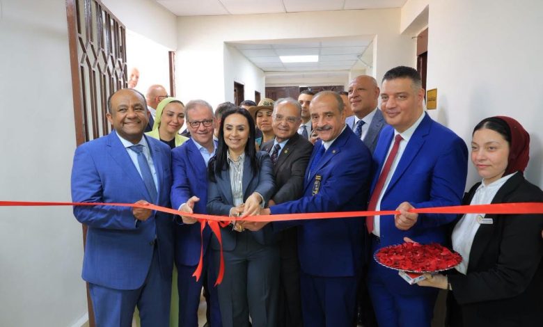 وزيرة التضامن الاجتماعي تفتتح مركز تدريب وإنتاج الملابس الجاهزة ذات الاستخدام الواحد بمستشفي مدينة نصر التخصصي ..