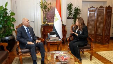 وزيرة التنمية المحلية والبيئة تبحث مع محافظ القاهرة تطوير منظومة الإدارة المتكاملة للمخلفات بالقاهرة ومستجدات موقع العاشر من رمضان