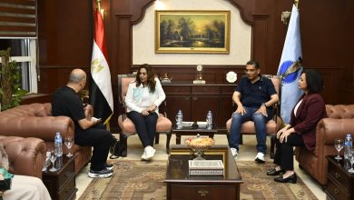 وزيرة التنمية المحلية والبيئة ومحافظ البحر الأحمر يعقدان اجتماعاً موسعاً لمتابعة منظومة المخلفات