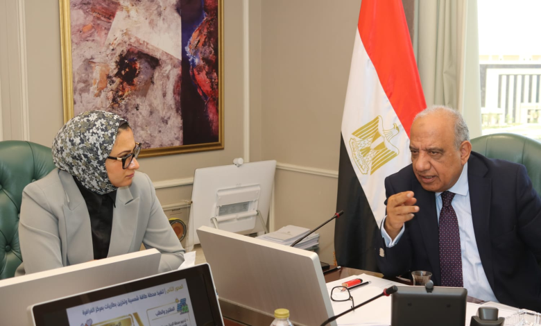 وزير الكهرباء يبحث مع محافظ الوادي الجديد سبل دعم الاعتماد على الطاقات المتجددة