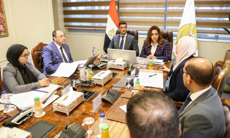 وزيرا التنمية المحلية والبيئة والصناعة يبحثان مع رئيس هيئة تنمية الصعيد آليات دعم مشروعات الهيئة بالمحافظات