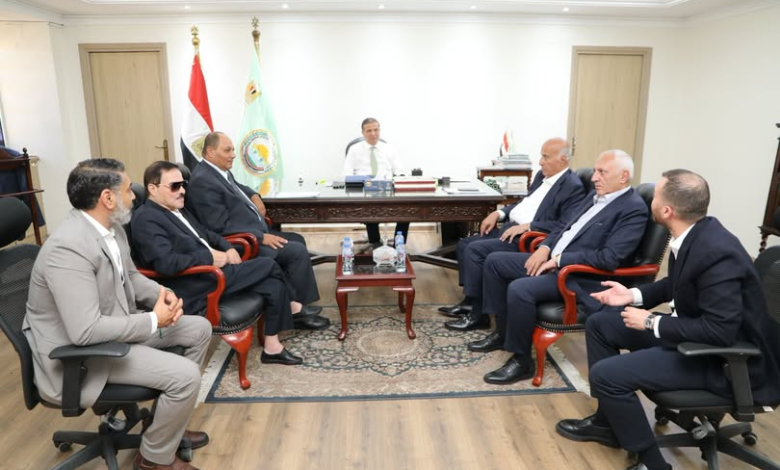 في إطار لقاءاته الدورية مع المنتجين.. وزير الزراعة يناقش مع "اتحاد الدواجن" سبل تطوير الصناعة ودعم المربين وفتح أسواق للتصدير