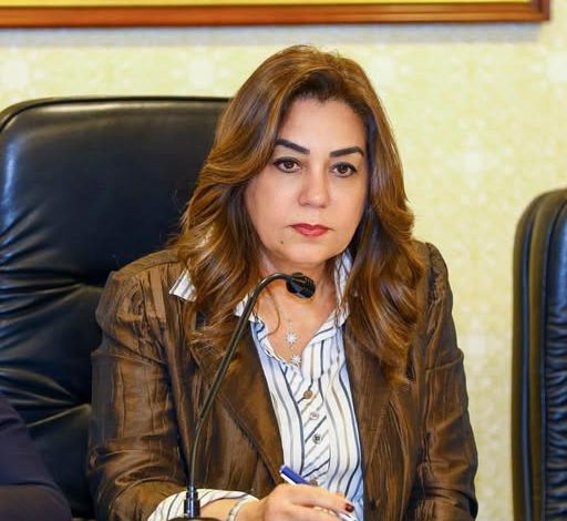 وزيرة التنمية المحلية والبيئة تتلقى تقريراً حول جهود مركز سيطرة الشبكة الوطنية للطوارئ
